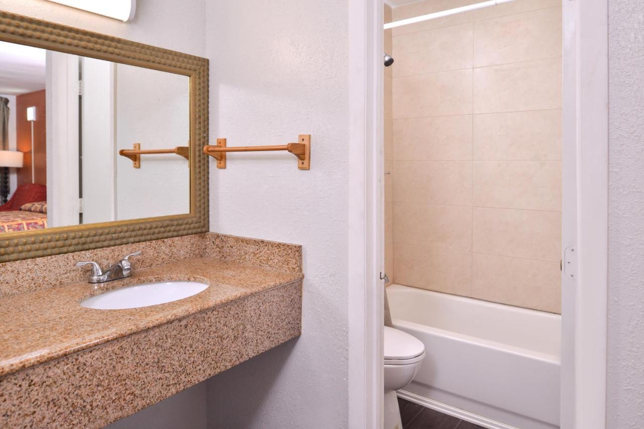 Americas Best Value Inn Richmond South Bellwood Kültér fotó